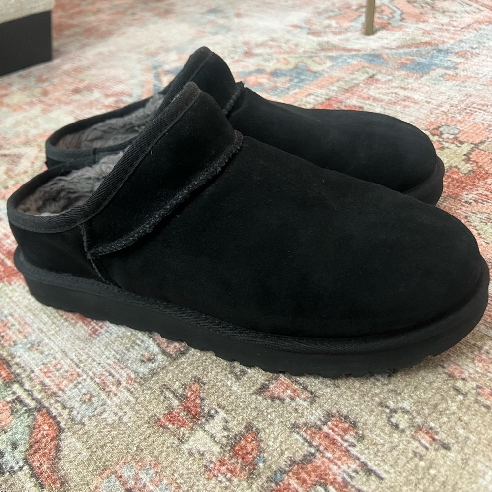 NWOT UGG Classic Slipper Black Women’s Size 12
